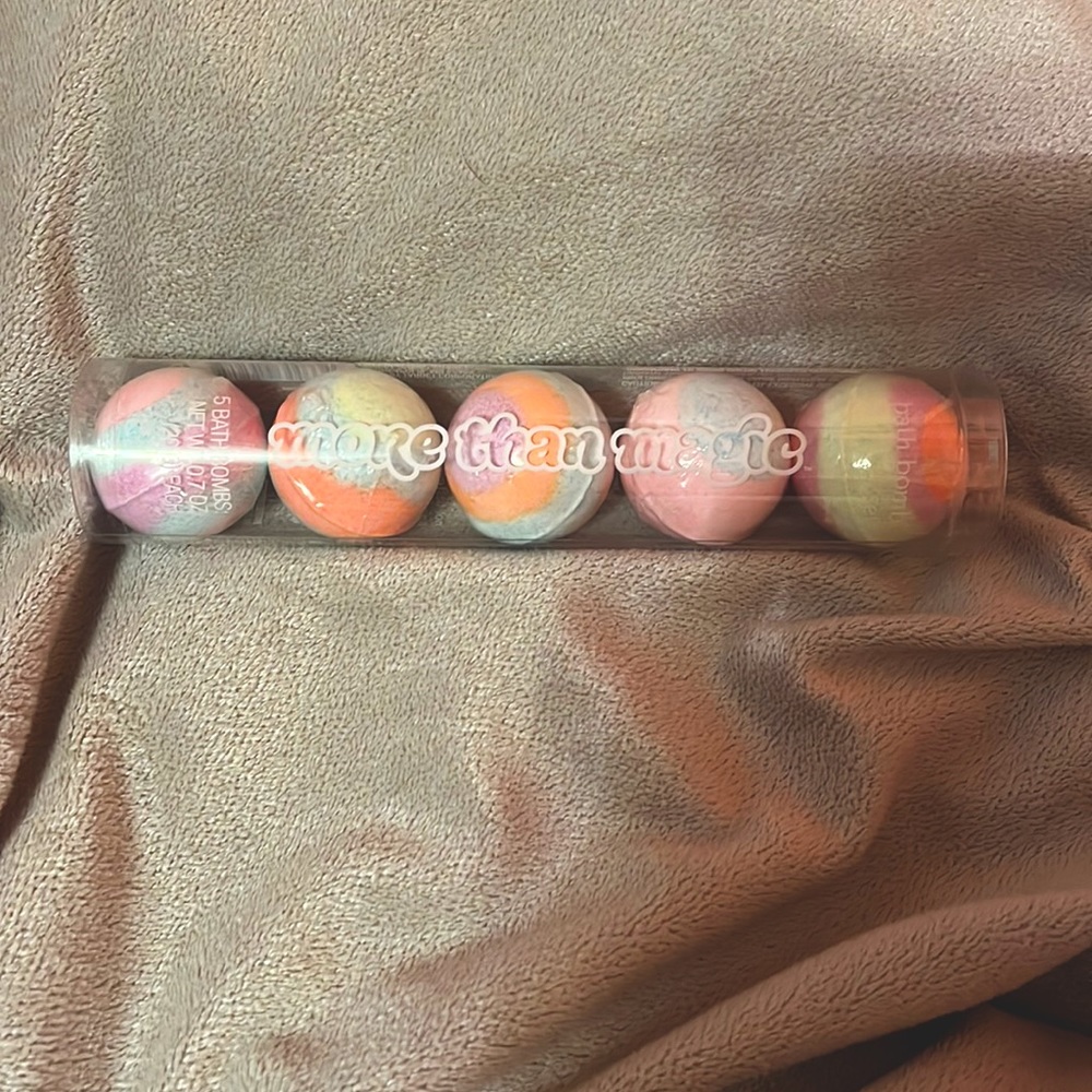 5 customs bath bombs
